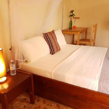 Annas Bed And Breakfast エンテベ エクステリア 写真
