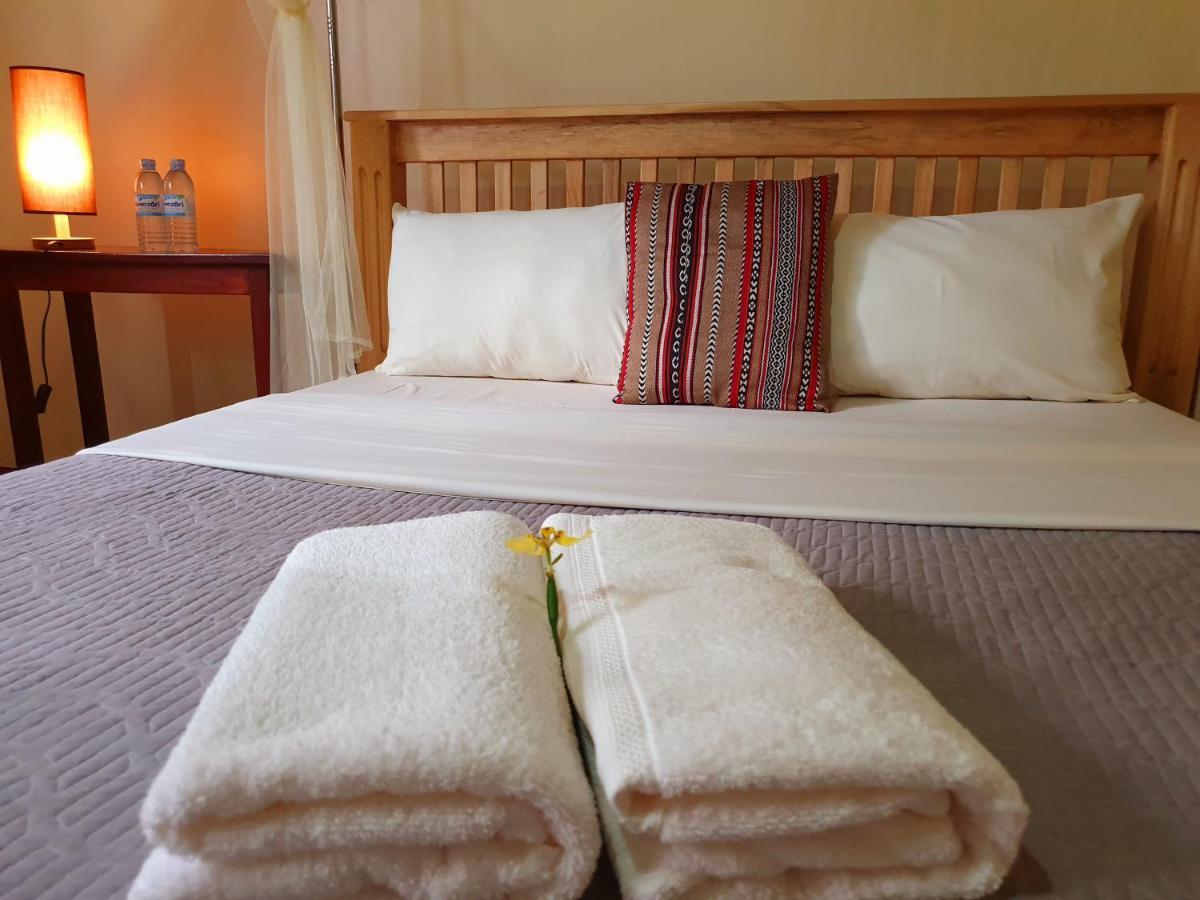 Annas Bed And Breakfast エンテベ エクステリア 写真