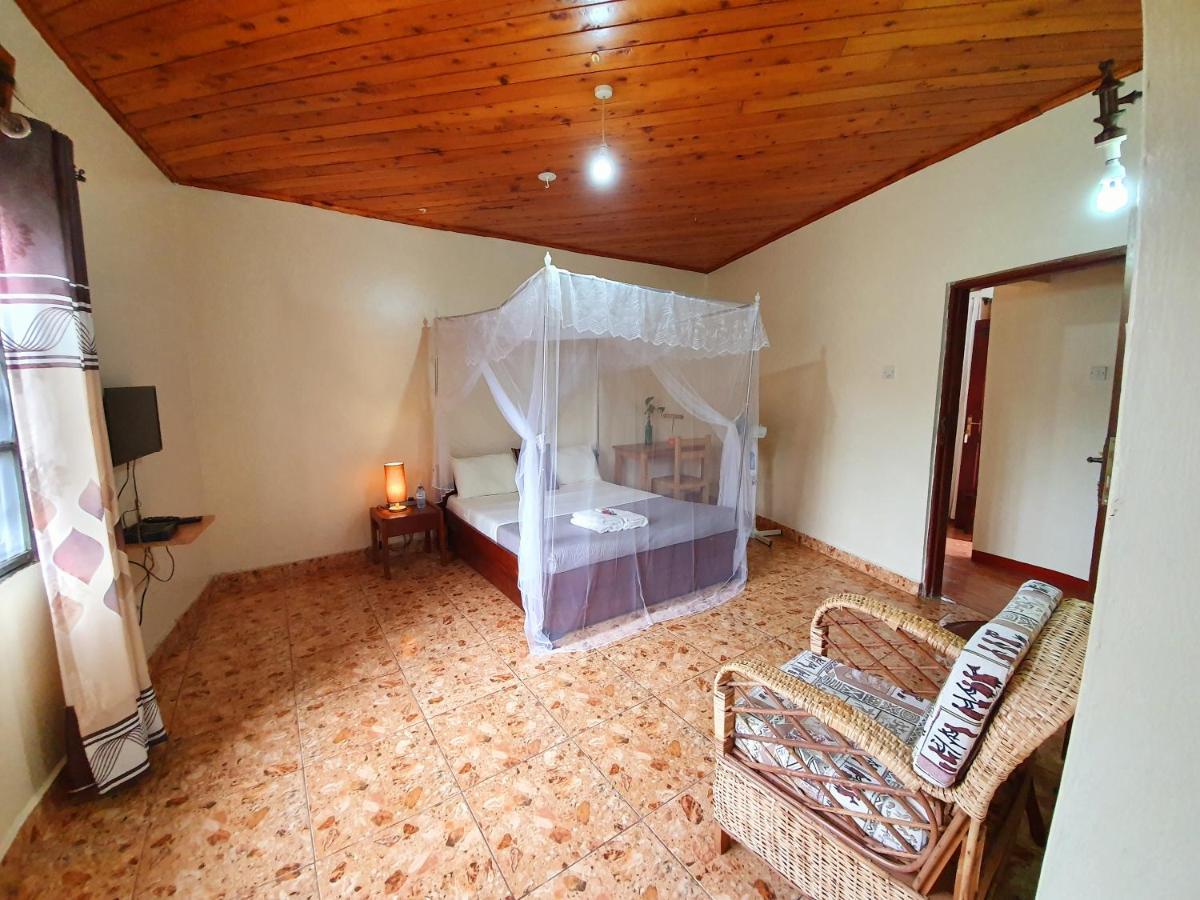 Annas Bed And Breakfast エンテベ エクステリア 写真