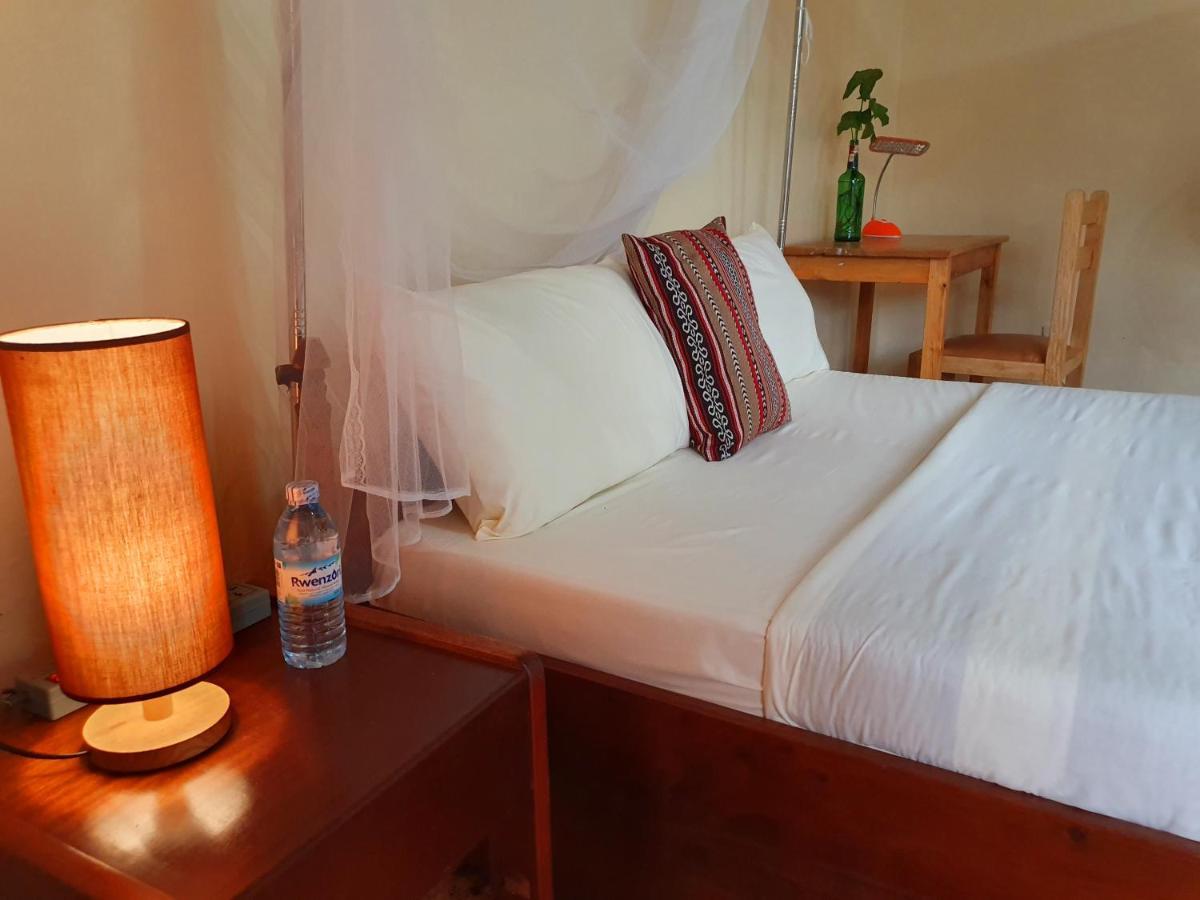 Annas Bed And Breakfast エンテベ エクステリア 写真
