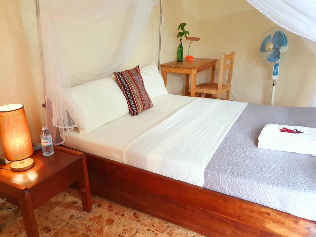 Annas Bed And Breakfast エンテベ エクステリア 写真